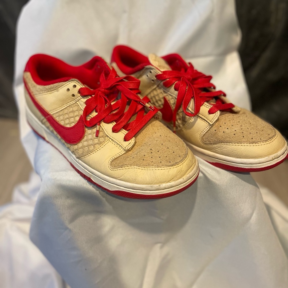 Nike Low-Top Sneakers in Beige and Red